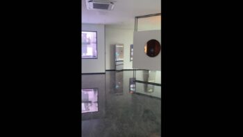 Le showroom agrandi des miroirs intelligents (Vidéo prise par smartphone)