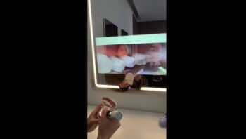 Sincronizzazione video dal filo interdentale ad acqua allo specchio intelligente